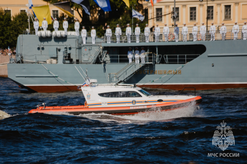 Сотрудники МЧС России обеспечили безопасность военно-морского парада в Санкт-Петербурге и сами приняли в нем участие