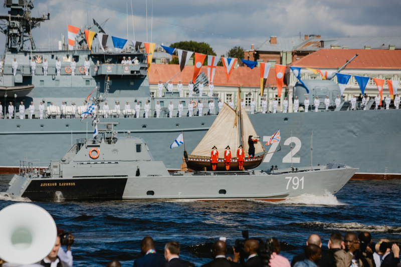 Сотрудники МЧС России обеспечили безопасность военно-морского парада в Санкт-Петербурге и сами приняли в нем участие