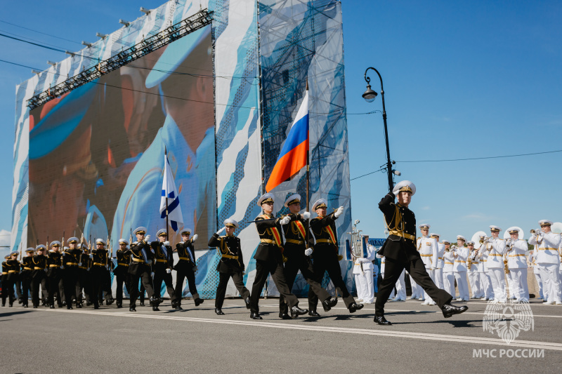 Сотрудники МЧС России обеспечили безопасность военно-морского парада в Санкт-Петербурге и сами приняли в нем участие