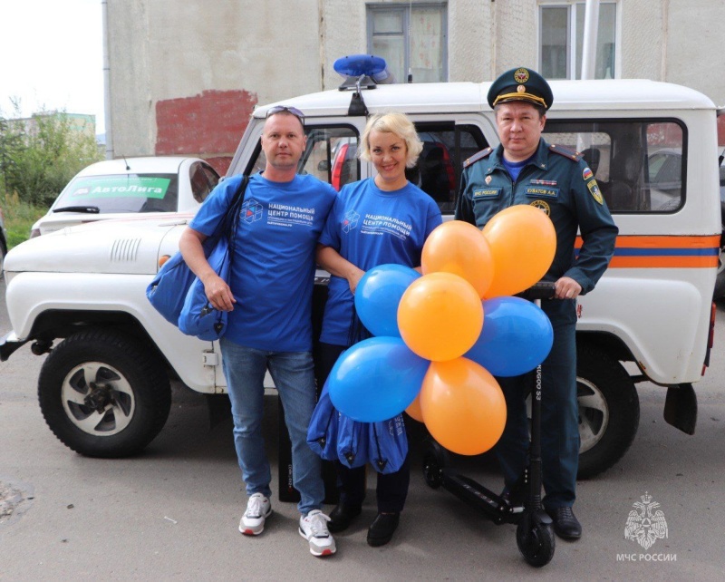 Волонтеры Национального центра помощи детям вручили ценные подарки многодетной семье магаданского сотрудника МЧС