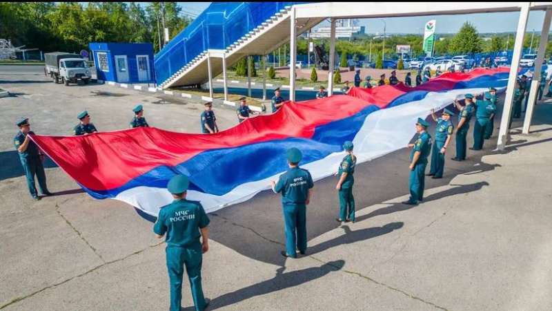 Спасатели и огнеборцы отмечают День государственного флага Российской Федерации