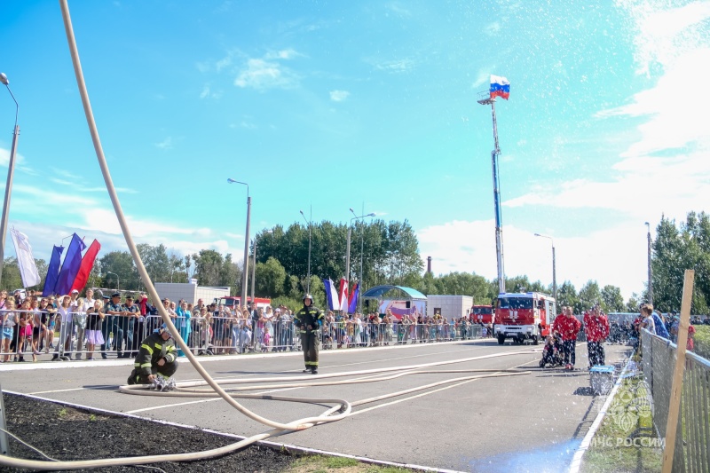 Спасатели и огнеборцы отмечают День государственного флага Российской Федерации