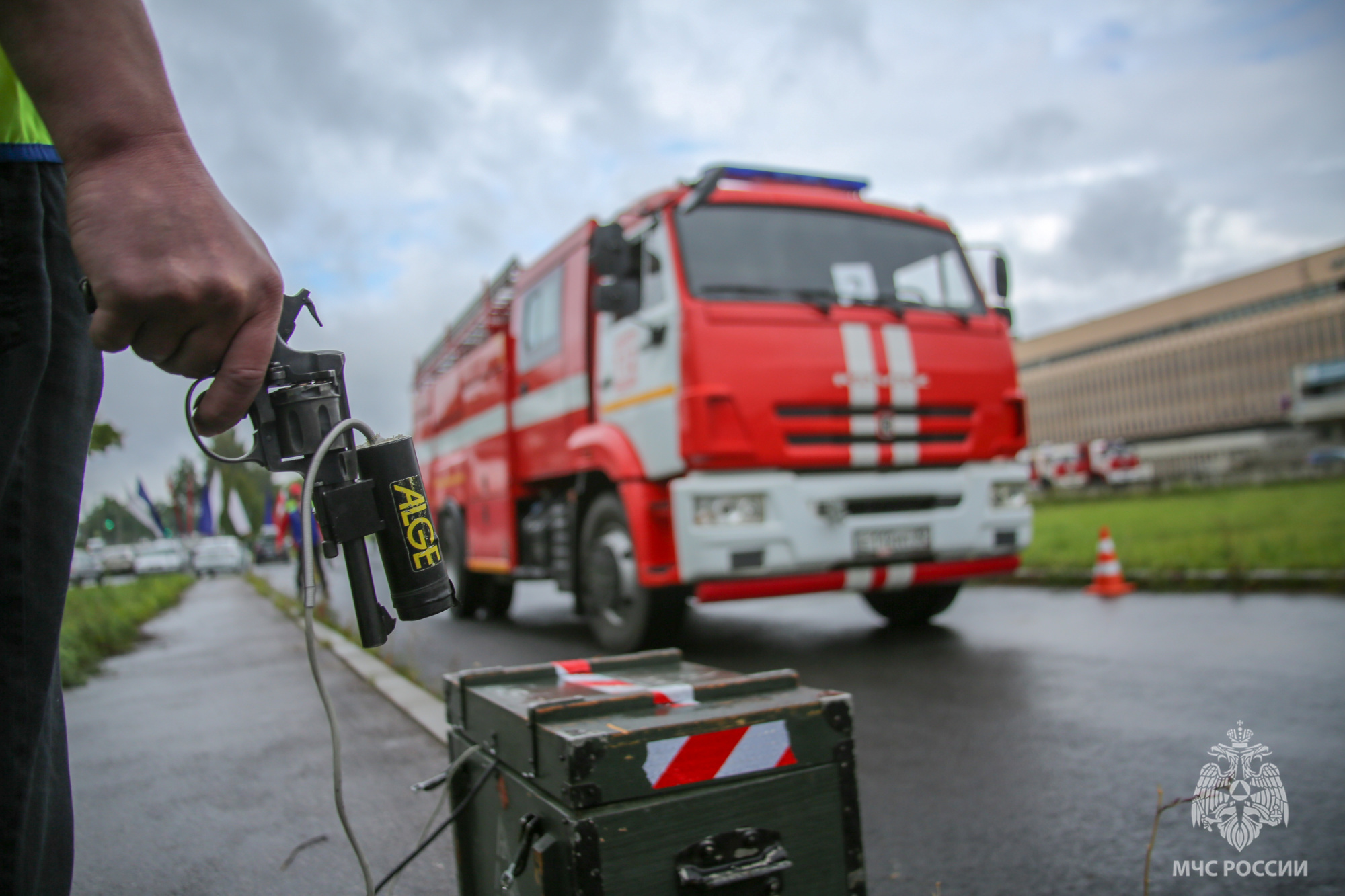 Навыки скоростного маневрирования на пожарных автомобилях  продемонстрировали огнеборцы МЧС России - Новости - МЧС России