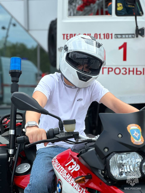 В центре Грозного прошла выставка техники и оборудования спасательных служб