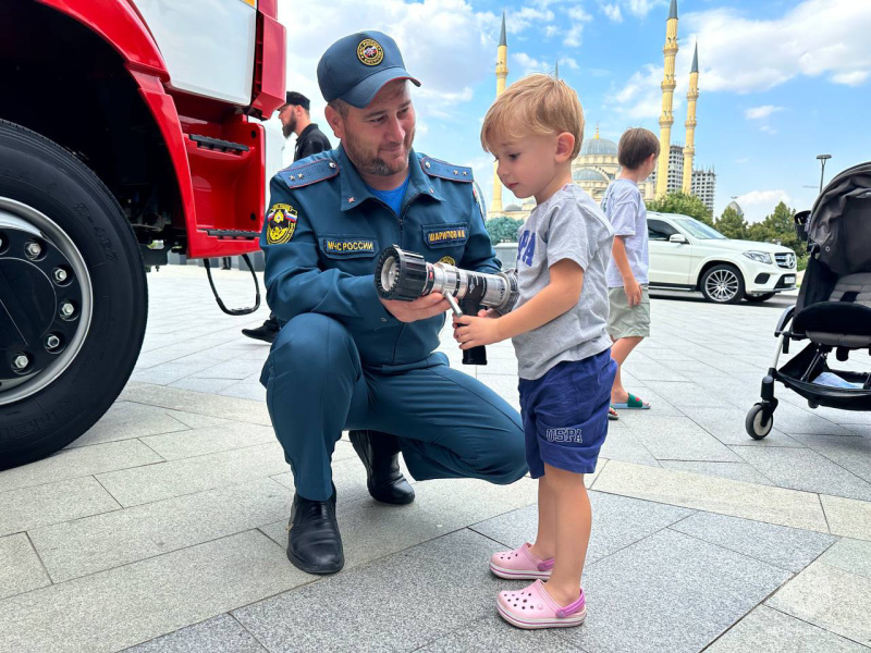 В центре Грозного прошла выставка техники и оборудования спасательных служб