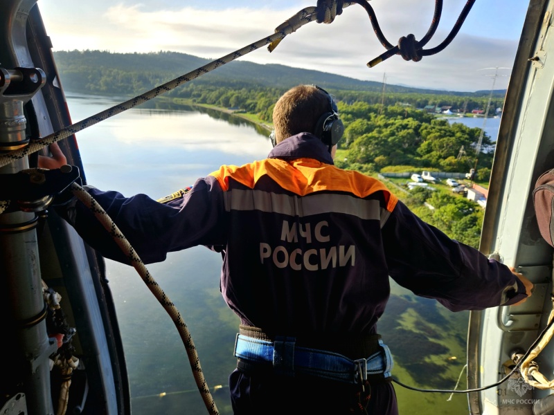 Сахалинские спасатели отработали спуски с вертолета  в дневное и ночное время