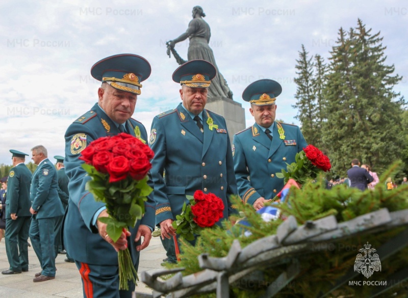 Сотрудники МЧС России приняли участие в памятных мероприятиях в Санкт-Петербурге