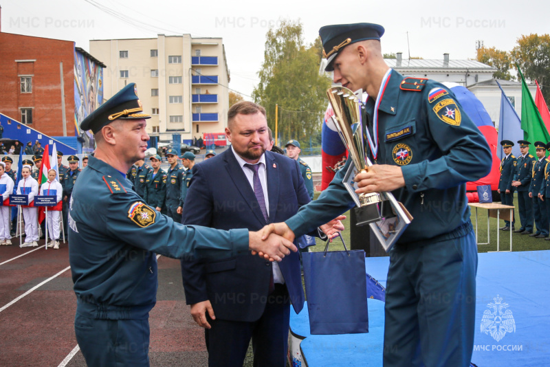 В МЧС России определены лучшие начальник караула и пожарный