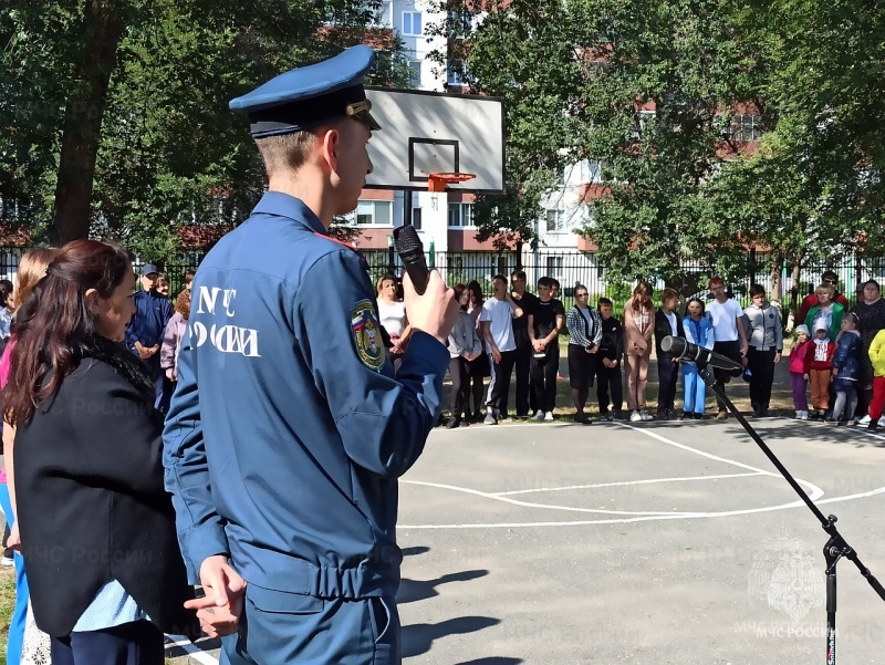 При участии сурдопереводчика сотрудники МЧС России рассказали детям о своей работе