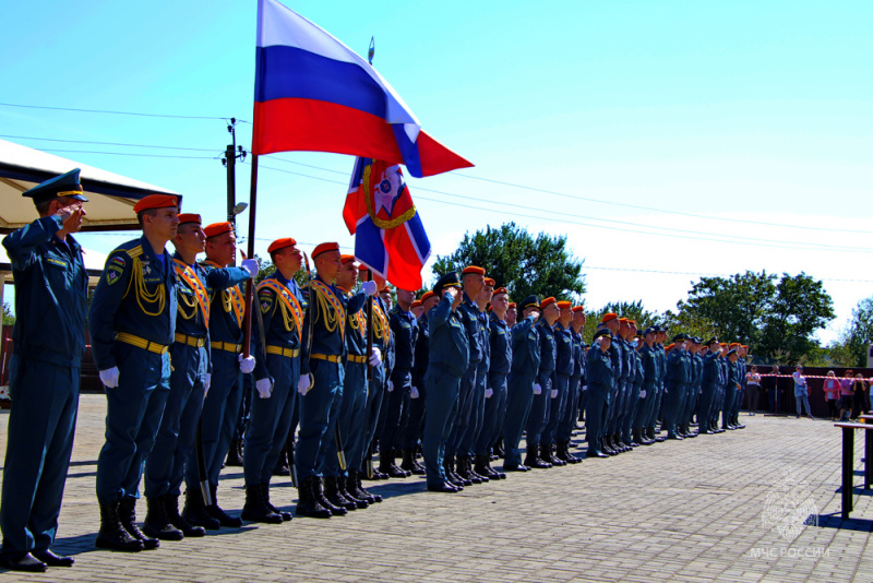 «Служу России, служу народу!»: курсанты Донецкого института противопожарной службы МЧС России произнесли слова Присяги