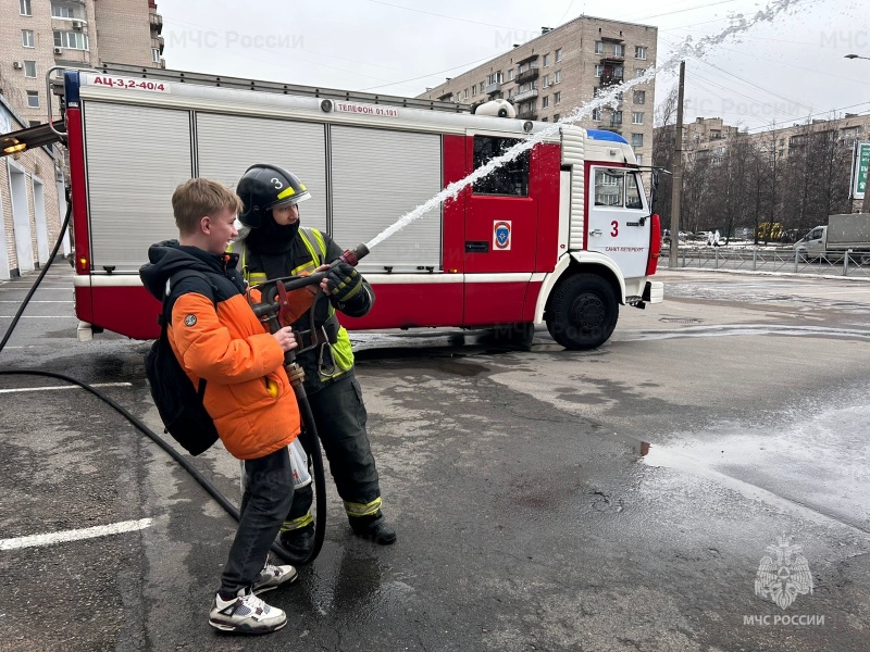 Пожарные МЧС России организуют экскурсии для детей в свои подразделения