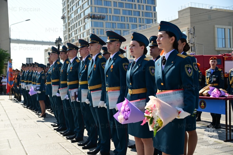 Выпускники ДВПСА МЧС России закрыли пору выпуска молодых специалистов в этом году