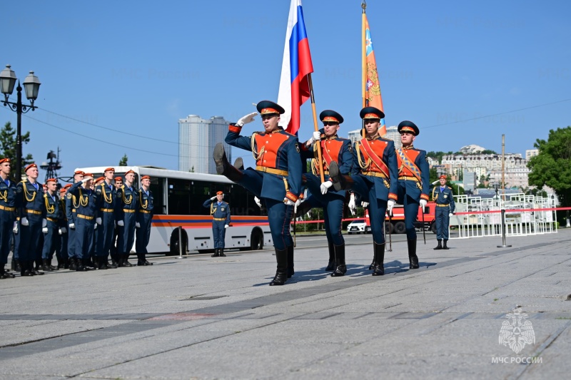 Выпускники ДВПСА МЧС России закрыли пору выпуска молодых специалистов в этом году