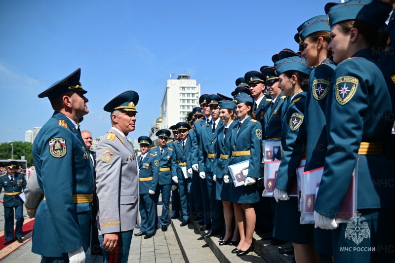 Выпускники ДВПСА МЧС России закрыли пору выпуска молодых специалистов в этом году