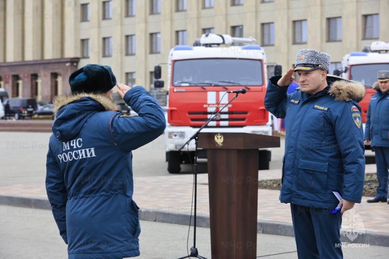 Глава МЧС России Александр Куренков вручил пожарным и спасателям Ставрополья ключи от новой техники (видео)