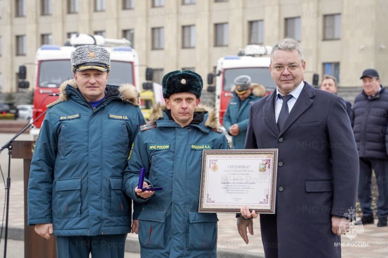 Глава МЧС России Александр Куренков вручил пожарным и спасателям Ставрополья ключи от новой техники (видео)