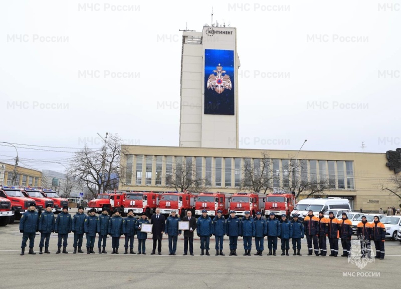 Глава МЧС России Александр Куренков вручил пожарным и спасателям Ставрополья ключи от новой техники (видео)