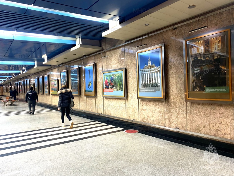 В московском метрополитене открылась фотовыставка в преддверии Дня спасателя