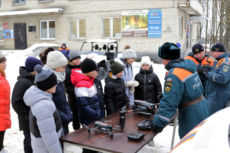 Около 200 тульских школьников провели день безопасно вместе со спасателями